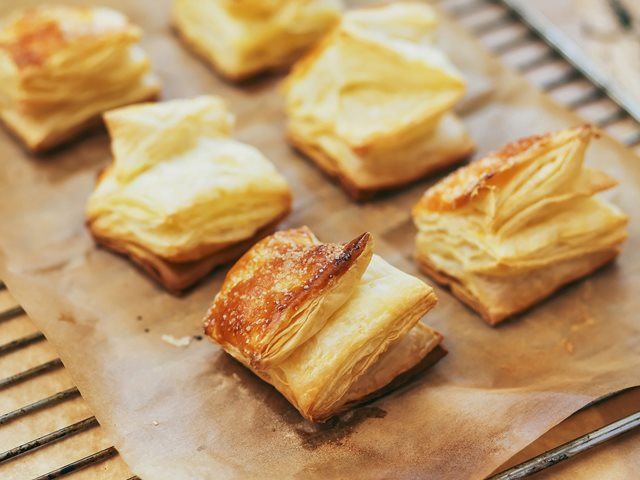 Συνταγή 90s: Τα "σχολικά" τυροπιτάκια που εξαφανίζονται σε 10 λεπτά