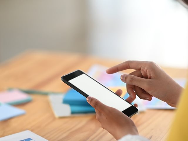 "Ξέρεις πόσοι ανώμαλοι κυκλοφορούν;": Η απάντηση που έδωσαν αστυνομικοί σε μητέρα που πήγε να καταγγείλει παιδόφιλο