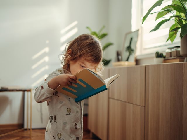 Πώς να δημιουργήσεις μια παιδική βιβλιοθήκη με ένα απλό ράφι