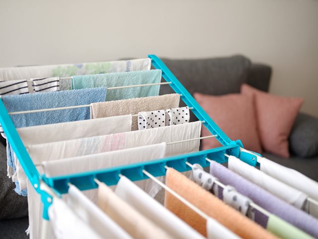 Γιατί δεν πρέπει ποτέ να στεγνώνεις τα ρούχα σε εσωτερικό χώρο;