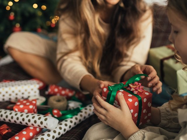 Ο κανόνας των 4: Ο πιο viral χριστουγεννιάτικος κανόνας για τα δώρα είναι ένα από τα καλύτερα μαθήματα χρηματοοικονομίας - πώς λειτουργεί