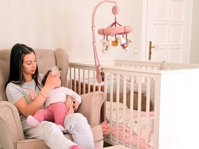 Η Δήμητρα Βαμβακούση και ο Γιώργος Αγγελόπουλος σε θαλάσσια βόλτα με την κορούλα τους δίπλα σε κύκνους