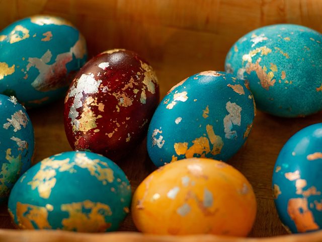 Πώς θα βάψεις τα αυγά με κλωστές φλος: Η νέα τάση για φυσικό βάψιμο αυγών