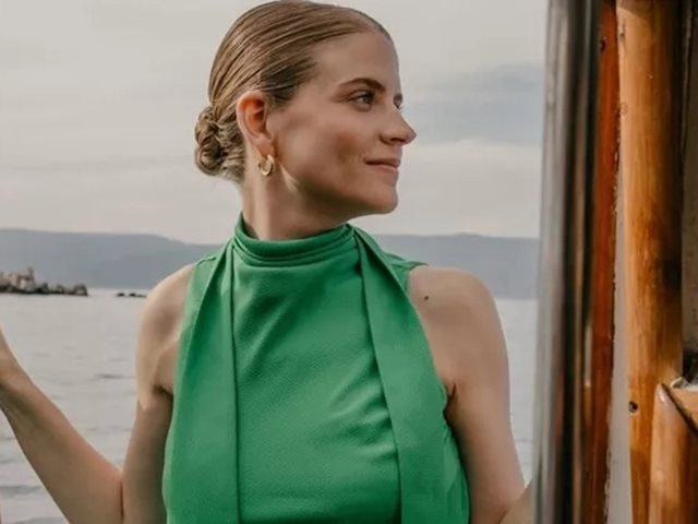 Έλλη Παπαγεωργίου: Η κόρη της Δανάης Μιχαλάκη ντυμένη χριστουγεννιάτικα στην αγκαλιά του Γιάννη Κουκουράκη