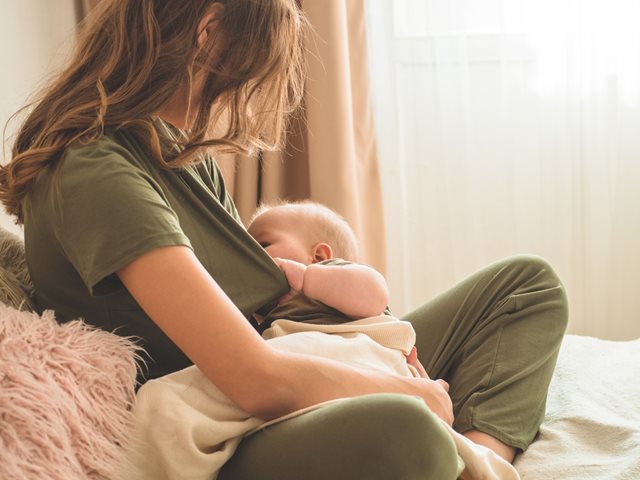 "Έως και 50 χρόνια μετά τον θηλασμό": Νέα έρευνα εξηγεί πώς ο θηλασμός συνδέεται με τον μειωμένο κίνδυνο καρκίνου