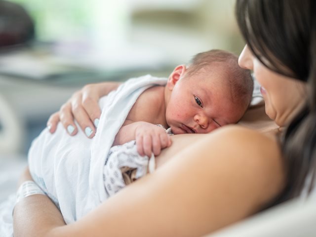 Νέα μελέτη-ανασκόπηση καθιστά την επαφή δέρμα με δέρμα παγκόσμιο πρότυπο φροντίδας