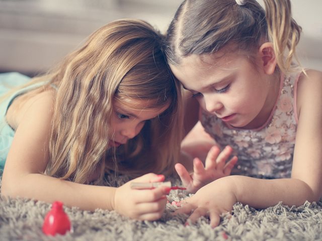 Λεκές από βερνίκι νυχιών στο πάτωμα; Το κόλπο για να φύγει αμέσως