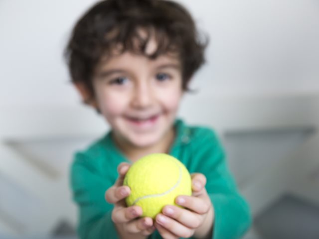 Πώς θα καθαρίσεις τους τοίχους με ένα μπαλάκι του τένις; 4 hacks που θα λατρέψεις