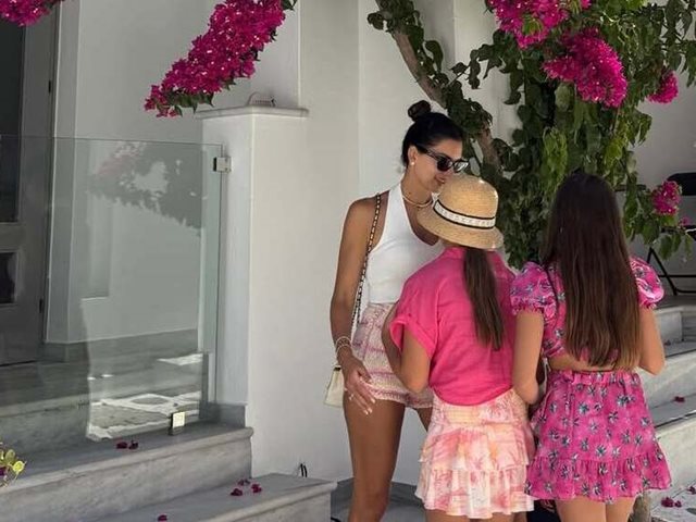 H Σταματίνα Τσιμτσιλή μας δείχνει την Πάρο μέσα από την εικαστική ματιά της κόρης της