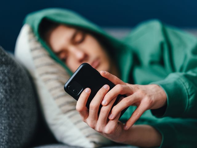 Μια μαμά ρώτησε το TikTok "Πώς προστατεύουμε τα αγόρια από τις μισογύνικες και ρατσιστικές απόψεις στο διαδίκτυο;" και οι λύσεις που της πρότειναν ήταν μόλις δύο!