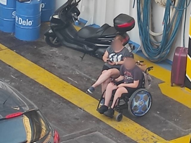 Eν μέσω καύσωνα: Παιδί σε αμαξίδιο ταξίδεψε στο γκαράζ του πλοίου γιατί δεν υπήρχε ράμπα