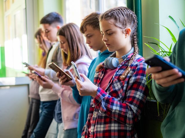 Ποια παιδιά είναι πιο ευάλωτα στα social media; Κι όμως το φύλο επηρεάζει τη διαδικτυακή εμπειρία του παιδιού