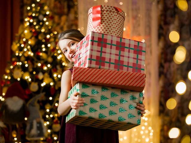 Η viral ερώτηση μιας μαμάς στην κόρη της που μας έκανε να δούμε αλλιώς τα Χριστουγεννιάτικα δώρα των παιδιών