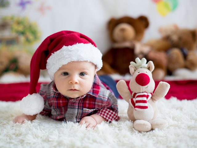 Μικρά χριστουγεννιάτικα δώρα για μωρά: Tι αξίζει να αγοράσεις;