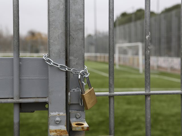 9χρονο παιδί καταπλακώθηκε από συρόμενη πόρτα σε γήπεδο ποδοσφαίρου