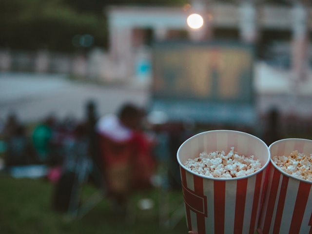 Οι δωρεάν κινηματογραφικές προβολές στα σχολικά προαύλια είναι μία από τις πιο όμορφες πρωτοβουλίες για τα παιδιά