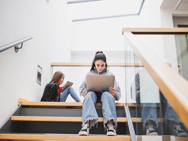 Οι έφηβοι στην Ελλάδα χρησιμοποιούν την Τεχνητή Νοημοσύνη (AI) και το YouTube για να μαθαίνουν και να διευρύνουν τις γνώσεις τους