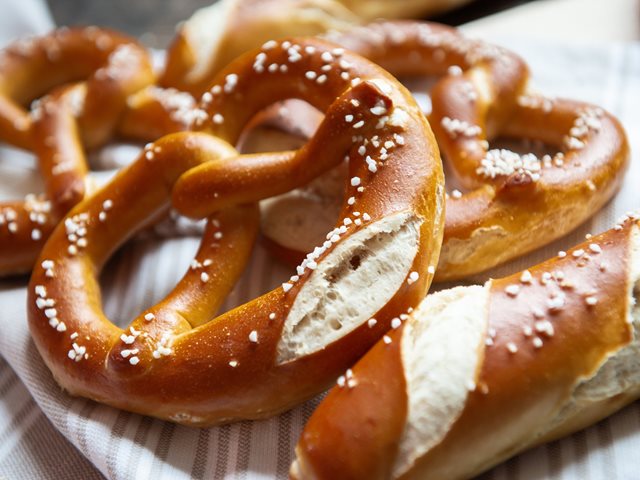 Σπιτικά pretzels - Η εύκολη συνταγή χωρίς αυγά που θα φτιάχνεις συνέχεια