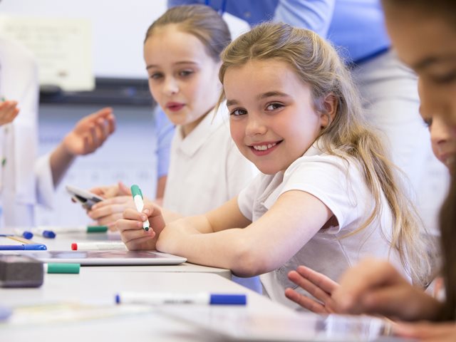 "Θα διαβάσουμε ή θα παίξουμε;": Στην Ελλάδα υπάρχει ένα σχολείο που διδάσκει ξένες γλώσσες στα παιδιά με βιωματικό τρόπο