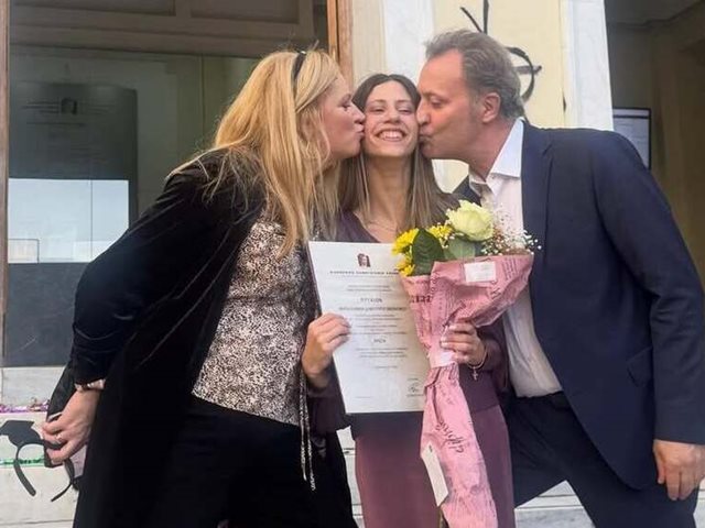 Η Μαριάννα Οικονόμου αποφοίτησε με άριστα από το Πανεπιστήμιο - Περήφανος πατέρας ο δημοσιογράφος