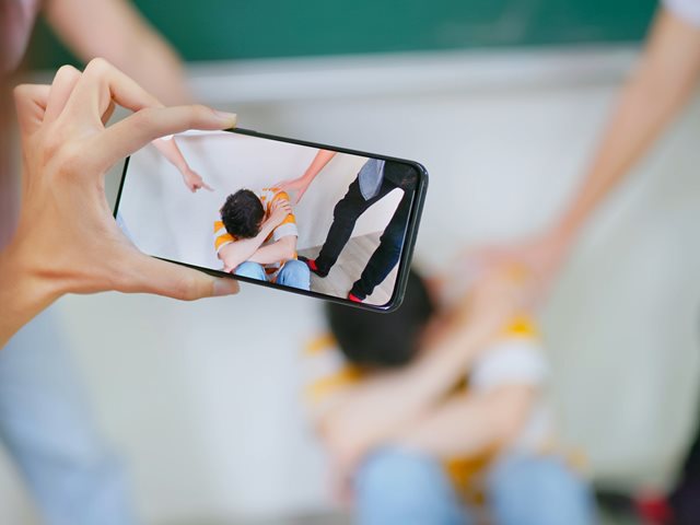 Σοκαριστικό βίντεο δείχνει 13χρονη-θύμα bullying την ώρα που την αναγκάζουν να γλείψει παπούτσια