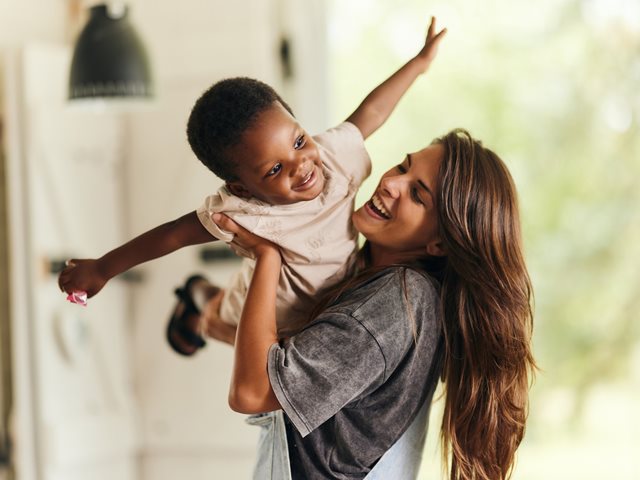Μητέρα θα πει να θες να προστατέψεις το παιδί σου από κάθε κίνδυνο, ορατό και μη