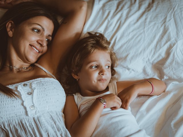 Γιατί τα παιδιά μιλούν ακατάπαυστα πριν κοιμηθούν;