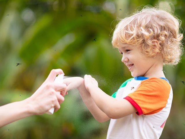 12 tips για να κρατήσουμε τα κουνούπια μακριά από τα παιδιά