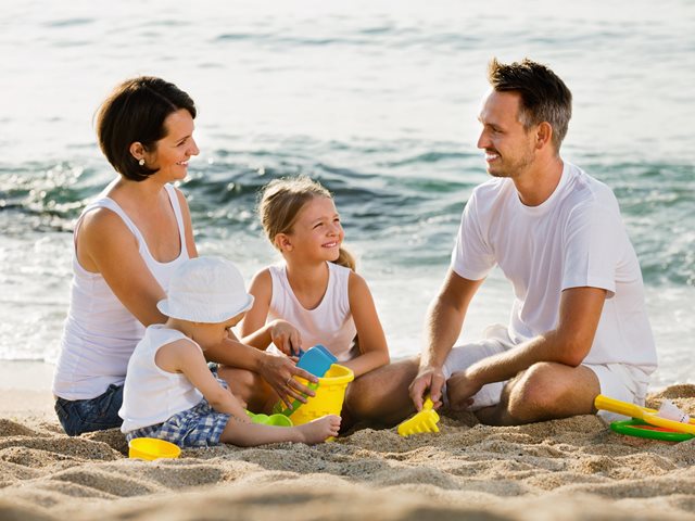 Η παιδίατρος Μαριαλένα Κυριακάκου μας φτιάχνει τη λίστα με όσα δεν πρέπει να λείπουν από το φαρμακείο των καλοκαιρινών διακοπών με τα παιδιά