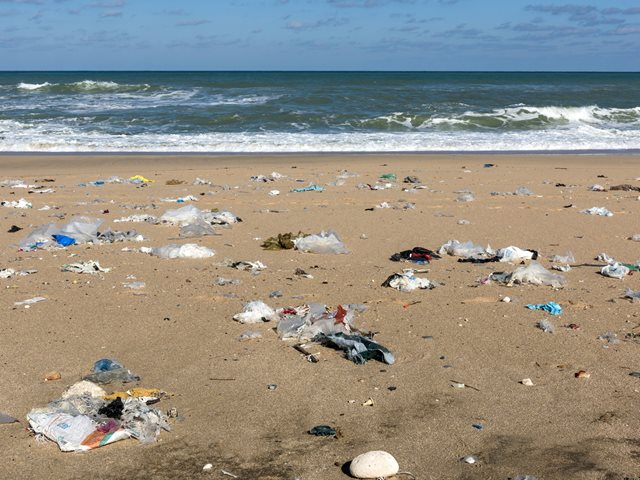 Αυτή είναι η πιο βρώμικη παραλία στην Ελλάδα, σύμφωνα με τη WWF