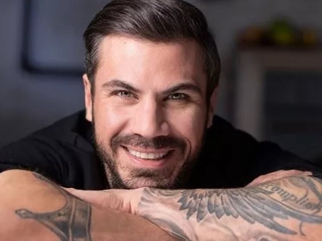 "Την κόρη του δεν την πειράζει κανείς": Το αστείο περιστατικό με τον Άκη Πετρετζίκη και την Ακυλίνα στην παραλία