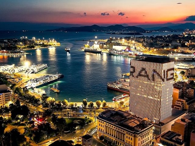 H Range Rover στον Πύργο Πειραιά: Ένα από τα κορυφαία luxury brands παγκοσμίως "δημιουργεί" τον απόλυτο αστικό ψηφιακό καμβά