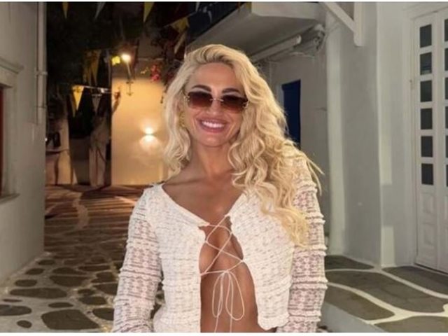 Η Ιωάννα Τούνη και ο αγαπημένος της μικρούλης Πάρης για διακοπές στην Κέρκυρα