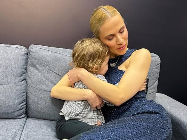 Με ξανθά μπουκλάκια που λατρέψαμε!  Η κόρη της Νάντιας Μπουλέ απολαμβάνει το παγωτό της στην παραλία