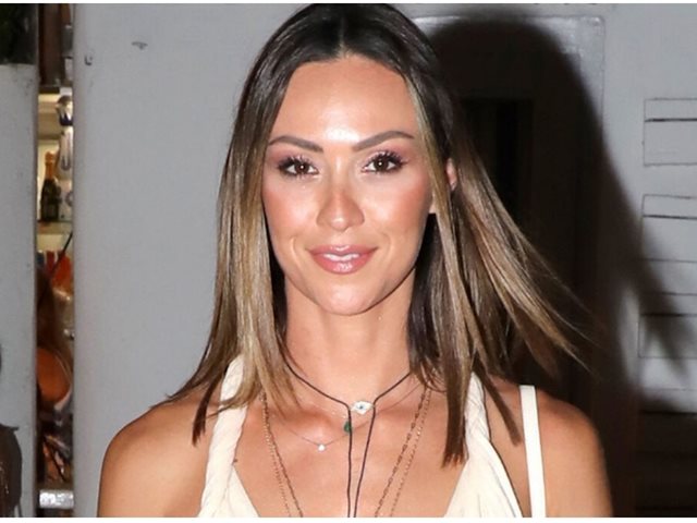 Η Δώρα Παντέλη φωτογραφίζεται αγκαλιά με το νεογέννητο στο μαιευτήριο