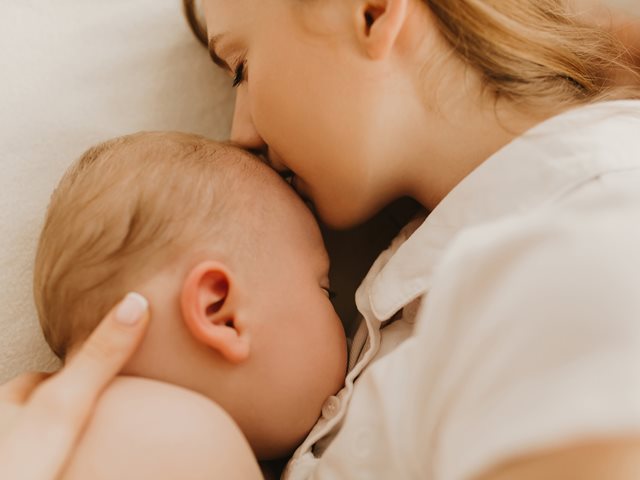Γιατί το μωρό δεν πνίγεται όταν θηλάζει ξαπλωμένο;
