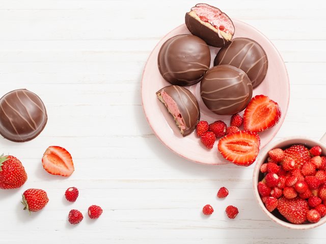 Με 5 υλικά έχεις γλυκό: Πανεύκολα σοκολατάκια με φράουλα
