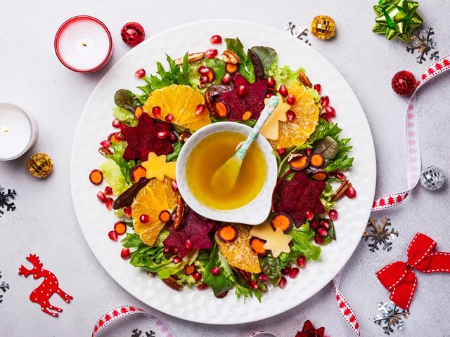 Χριστουγεννιάτικη σαλάτα με ρόδι και ξηρούς καρπούς