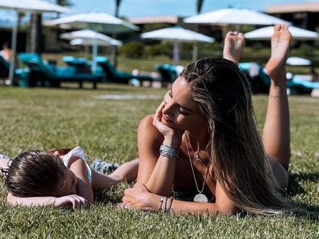 H Σιέννα Μιχαλοπούλου τραγουδά στην Αθηνά Οικονομάκου αυτό που κάθε μαμά θα ήθελε να ακούσει