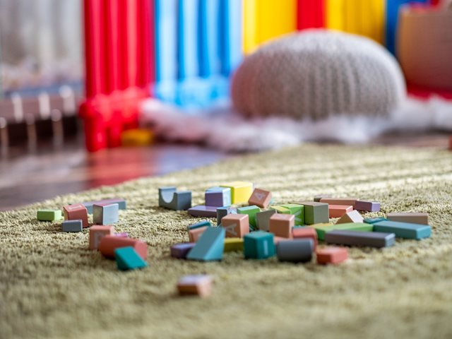 Πώς μπορείς να μαζέψεις τα τουβλάκια των παιδιών στο λεπτό με μια κάλτσα;