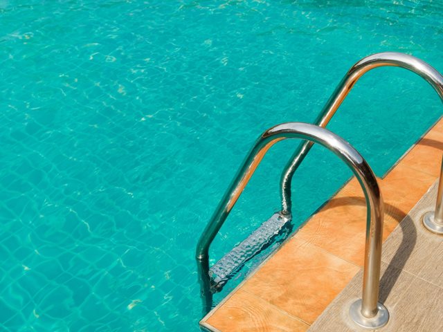 "Είχα γυρίσει να πάρω την πετσέτα και έπεσε - να ήταν 2-3 λεπτά αυτό": Η γιαγιά του 3χρονου κοριτσιού που πνίγηκε στη Ρόδο