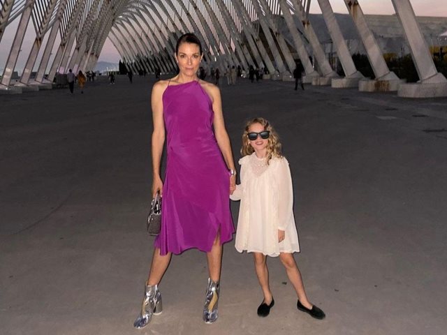 "Μαμά, µη φωνάζεις, δεν θα λερωθεί κάτι": Η Βίκυ Καγιά μιλάει για την "υστερική" σχέση της με την καθαριότητα