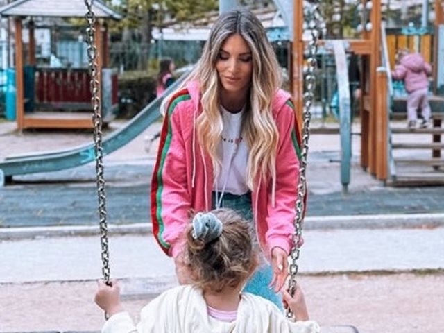 Σιέννα Μιχοπούλου: Η μαμά της, Αθηνά Οικονομάκου, την καμαρώνει στην παράσταση του σχολείου της