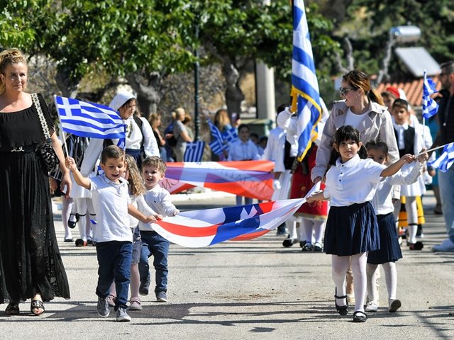 Ψυχοπαιδαγωγός: "Ήρθε η ώρα να πούμε όχι στις εθνικές επετείους στον παιδικό σταθμό και στο νηπιαγωγείο"