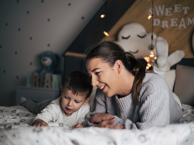 Σύνδεση πριν τον ύπνο: Φράσεις και τεχνικές που ηρεμούν και καθησυχάζουν τα παιδιά