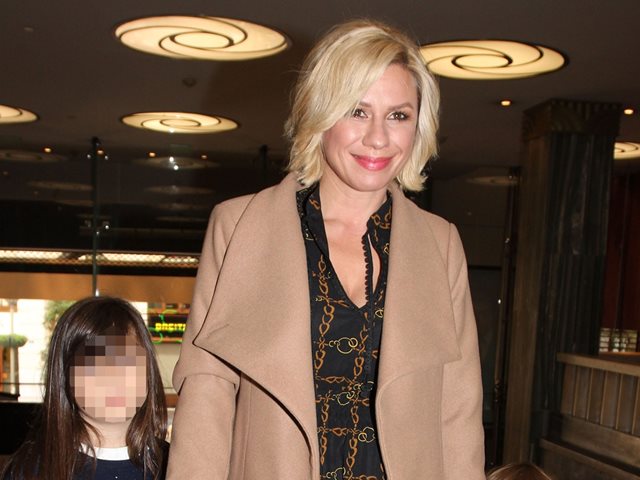Μικρή πριγκίπισσα στην αγκαλιά του μπαμπά της: Στη βάφτιση της Αέλιας Κατσούλη