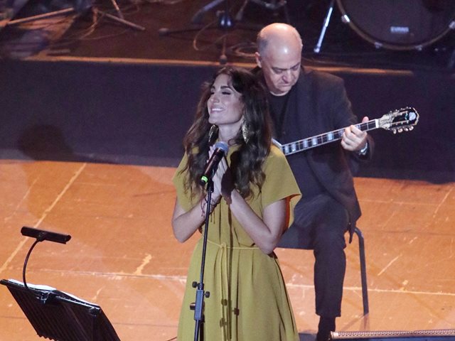 Το τρυφερό βίντεο της Παυλίνας Βουλγαράκη από τη στιγμή που νανουρίζει την κόρη της