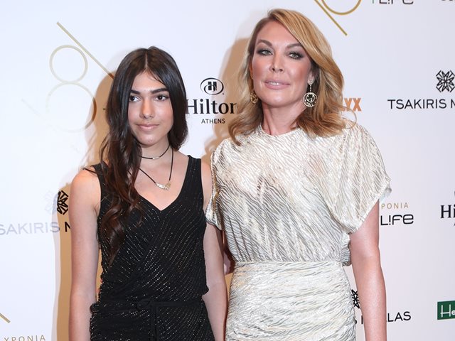 Στη βάφτιση της Λυδίας Ευαγγελάτου: Η πανέμορφη κόρη της Τατιάνας Στεφανίδου και του Νίκου Ευαγγελάτου στην αγκαλιά της μαμά της πριν 20 χρόνια