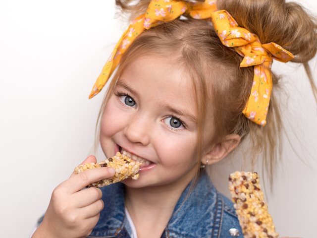 Πώς διαλέγουμε υγιεινά σνακ για τα παιδιά: 5 πράγματα που πρέπει να κοιτάς στη συσκευασία