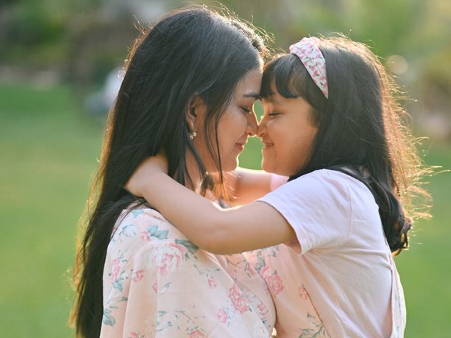 Καλεσμένες σε γάμο: 5 cute φορέματα για matchy-matchy εμφανίσεις με την κόρη σου